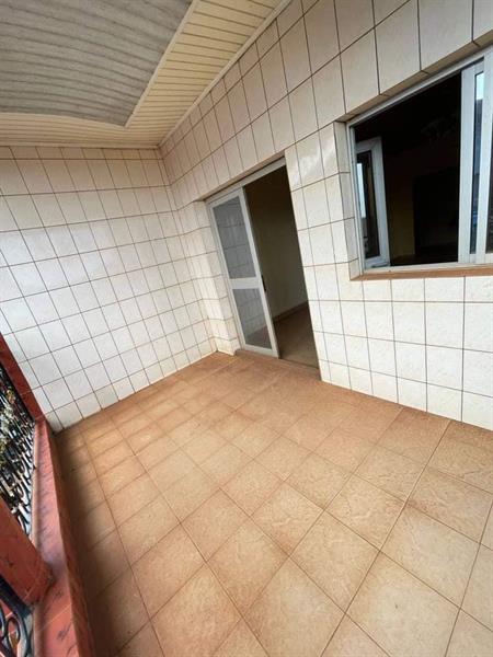Appartement Avec Parking Forage À Nkolfoulou. 