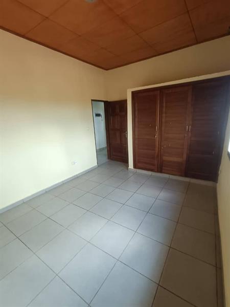 Bel Appartement Neuf À Louer À Nkolfoulou Avec Eau Chaude Forage Parking 
