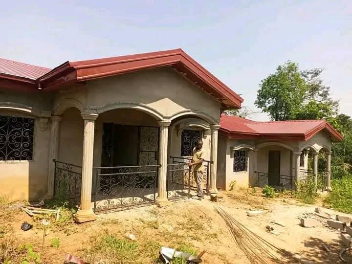 Maison Titrée À Vendre À Fougerole Avec Parking 