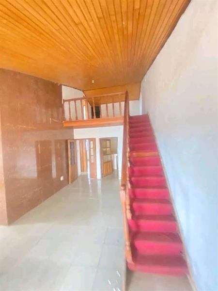 Appartement En Duplex Avec Parking À Etoudi 