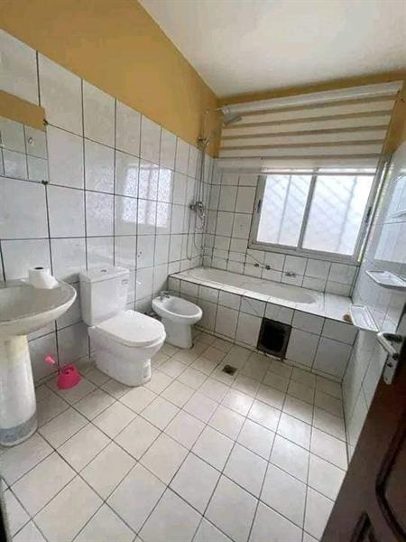 Vaste Villa Pour Habitation Ou Bureaux À Louer À Dragage Bordure De Route Principale 