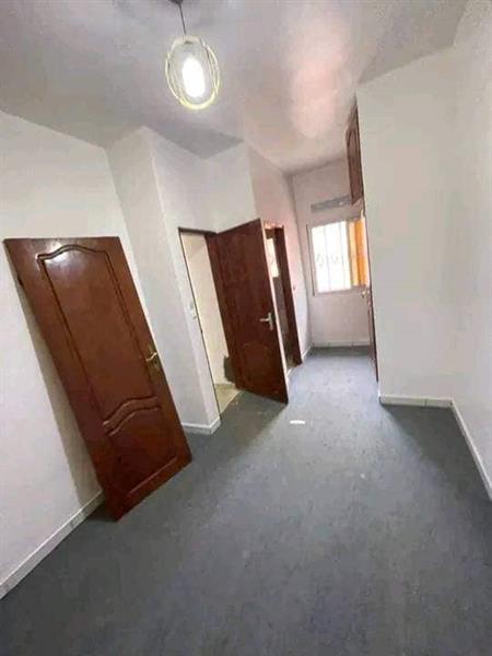 Vaste Villa Pour Habitation Ou Bureaux À Louer À Dragage Bordure De Route Principale 