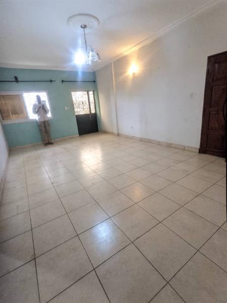 Vaste Appartement Avec Eau Chaude Parking Forage À Simbock Mbalgon 