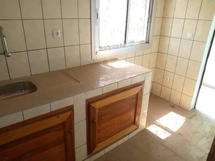Appartement Avec Gardien Parking Forage À Nkoabang 
