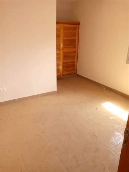 Appartement Avec Gardien Parking Forage À Nkoabang 