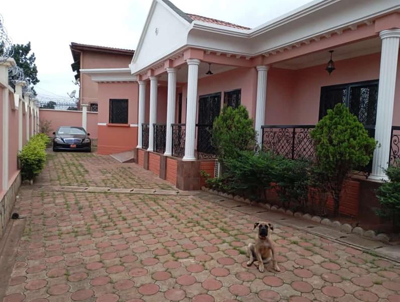 Belle Villa À Odza Dans La Zone Résidentielle 