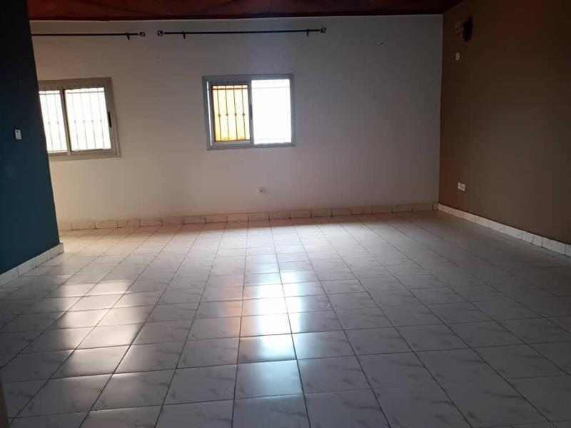 Appartement Neuf Avec Parking Magasin À Tongolo 