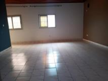 Appartement Neuf Avec Parking Magasin À Tongolo,, Yaoundé, Immobilier au Cameroun