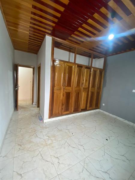 Bel Appartement Avec Forage Parking À Nkolfoulou 