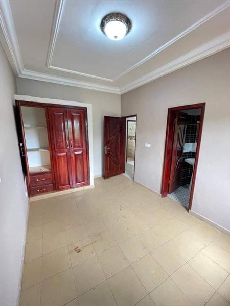 Bel Appartement Avec Eau Chaude Forage Parking À Emana 