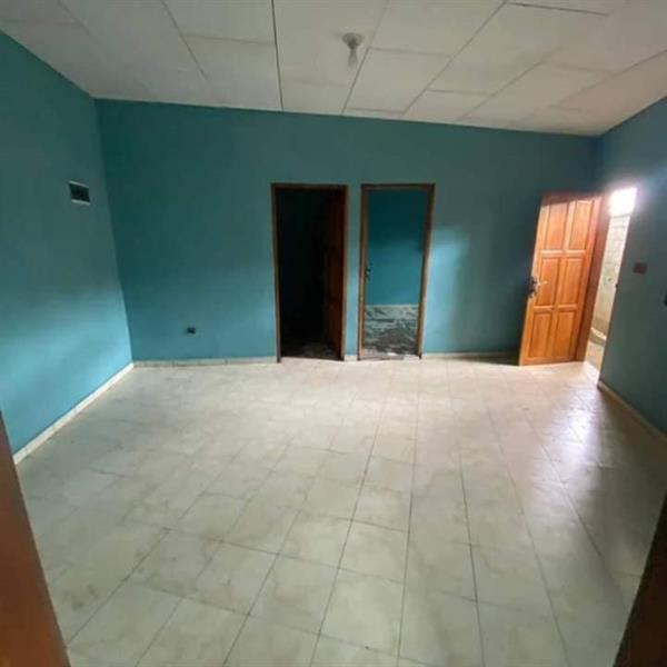 Appartement Avec Gardien Forage Parking À Odza Petit Marché 