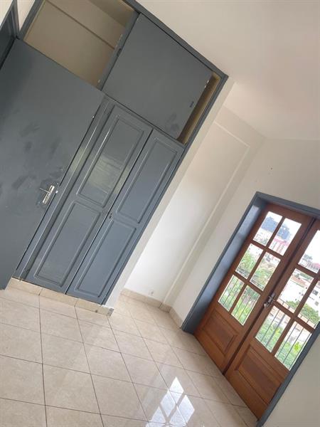 Vaste Appartement Aéré Avec Espace Vert Gardien Parking À Bastos 