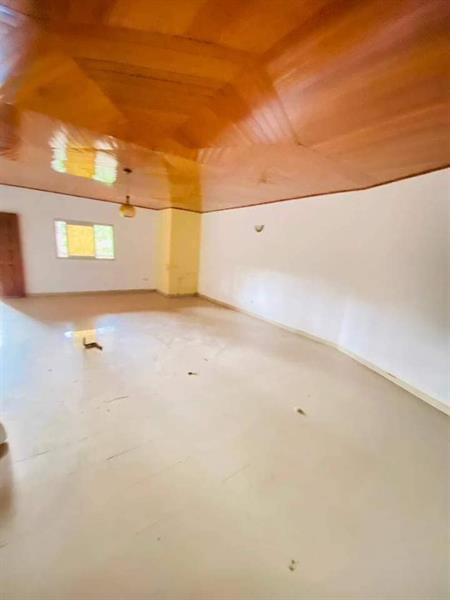 Vaste Appartement Neuf Avec Gardien Forage Parking À Messassi 