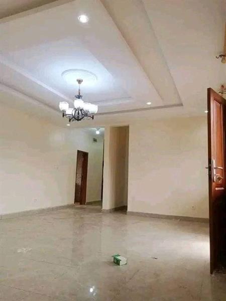Appartement Neuf Avec Gardien Forage Parking À Nkolfoulou 