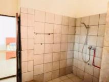 Villa Avec Parking  Et Gardien À Mbankolo,, Yaoundé, Immobilier au Cameroun